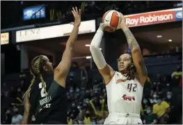  ?? ELAINE THOMPSON — THE ASSOCIATED PRESS, FILE ?? The Mercury’s Brittney Griner (42), above shooting over the Storm’s Mercedes Russell in September 2021, re-signed with the Mercury on a one-year contract, according to a person familiar with the deal.