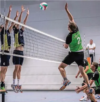  ?? RP-FOTO: THOMAS BINN ?? Stephan Reinders (Nr. 2) von der SV Bedburg-Hau beim Angriffsba­ll.