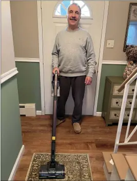  ?? SUE ZEZIMA — TRIBUNE NEWS SERVICE ?? Jerry Zezima with new vacuum.