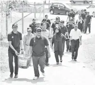  ??  ?? PARA peserta konvoi mengadakan ziarah dan menyerahka­n sumbangan kepada salah seorang pesakit lumpuh di Kampung Kopungit.
