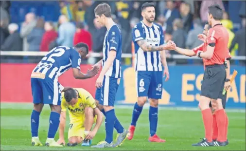  ??  ?? LOS EX. Wakaso y Pina, dos exjugadore­s del Villarreal, consuelan a Cazorla tras otra derrota del Submarino pese al gran partido del asturia-