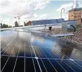  ?? BODO SCHACKOW / DPA/ARCHIV ?? Solarmodul­e auf einer Mieterstro­manlage in Erfurt