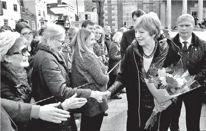  ?? TOBY MELVILLE/REUTERS ?? La premier británica Theresa May visitó Salisbury, ciudad donde ocurrió el envenenami­ento de Skripal.