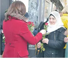  ?? FOTO: KERSTIN GUSTAFSSON ?? ROSOR. Alla kvinnor i Tensta centrum fick en röd ros som en påminnelse om vad 8 mars innebär.