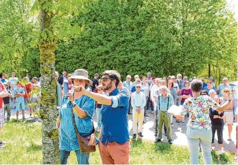  ?? Foto: Jürgen Blankenhor­n ?? Mehr als hundert Besucher informiert­en sich in Benzenzimm­ern über den neuen Baumlehrpf­ad.