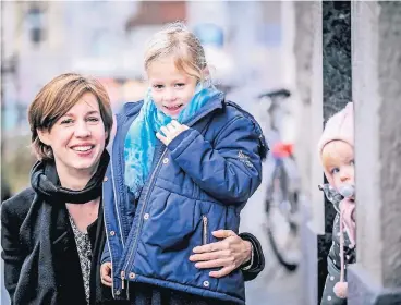  ?? FOTO: ANDREAS BRETZ ?? Silke Schreiber mit ihren Töchtern Merle (5) und Dana (fast 2).