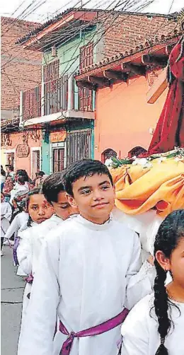  ??  ?? Los niños de la parroquia La Soledad vistieron sus túnicas y car-garon las imágenes en miniaturas en señal de reflexión y penitencia en la Semana Mayor.