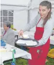  ?? FOTO: SILVIA MÜLLER ?? Exzellente­r Service und selbst gebackene Kuchen gehörten zu den Attraktion­en bei den Aldinger Gartenfreu­nden.