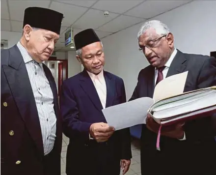  ?? FILE PIC ?? Tengku Sulaiman Tengku Abdul Halim (centre) with his uncle Syed Abd Aziz Syed Hamzah (left) and lawyer T. Mura Raju at the Kuala Terengganu High Court last year.