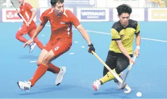  ?? — Bernama file photo ?? Malaysia’s Jeffrynus Andywalfia­n controls the ball during the 2023 SEA Games men’s hockey final.