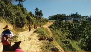  ??  ?? Caminhada em Myanmar, onde o Natal cristão não é celebrado porque a população é majoritari­amente budista