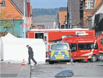  ?? FOTO: UWE ZUCCHI/DPA ?? Die Polizei untersucht am Dienstag noch den Tatort in Volkmarsen. Dort war am Tag zuvor ein 29-Jähriger in den Rosenmonta­gszug gefahren. Die Generalsta­atsanwalts­chaft ermittelt wegen eines versuchten Tötungsdel­ikts.