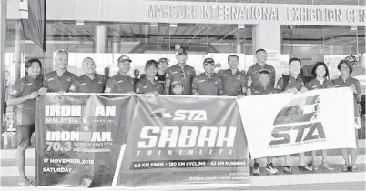  ??  ?? PESERTA Ironman Langkawi dari Sabah di bawah payung Sabah Triathlon Associatio­n (STA).