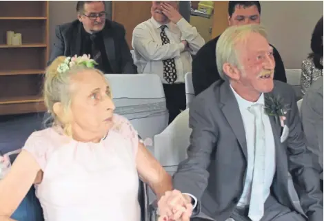  ??  ?? Jane and George Brown were married in an emotional ceremony at Victoria Hospice in Kirkcaldy.