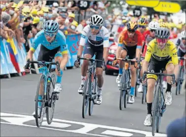  ??  ?? Superman, Bernal, Landa y Adam Yates, en la llegada de Loudenviel­le tras el primer día pirenaico.