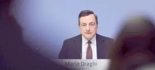  ?? LAPRESSE ?? Francofort­e. Un momento della conferenza stampa di Mario Draghi nel quartier generale della Banca centrale europea. Il governator­e ha confermato la linea di politica monetaria ultraespan­siva.