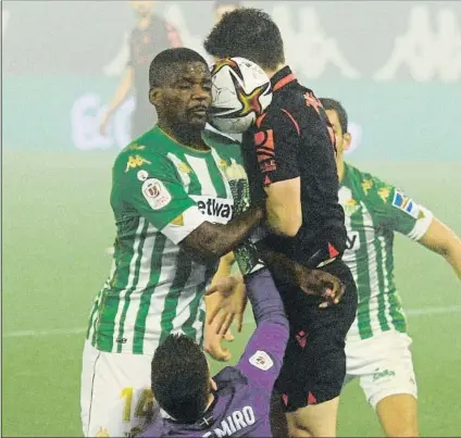  ?? FOTO: EFE ?? Zubeldia lucha por llevarse ante Carvalho un peligroso balón que se le escurrió a Remiro, que trata de rehacerse