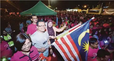  ?? [FOTO MUHD ZAABA ZAKERIA/BH] ?? Noraini (kanan) melepaskan larian ‘Glow Run 2017’ anjuran Majlis Daerah Hulu Selangor, Sabtu lalu.