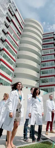  ??  ?? La «Torre» Inaugurata nel 2012 e costata 30 milioni di euro è l’Istituto di Ricerca Pediatrica di Padova. Undici piani con laboratori e aule all’avanguardi­a,