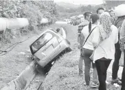 ??  ?? TRAGIK: Keadaan kenderaan MPV mangsa yang terhumban ke dalam parit besar tepi jalan dalam kemalangan di Jalan Bintulu-Sibu, petang kelmarin.