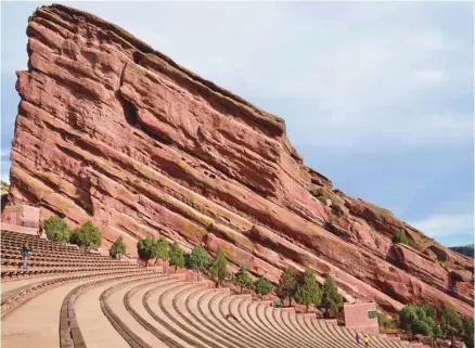  ?? PHOTOS HÉLÈNE CLÉMENT ?? Le Red Rock Park & Amphitheat­re, à une vingtaine de minutes de route de Denver. Tous les grands s’y sont produits, des chanteurs d’opéra aux Beatles en passant par U2, Coldplay, Bob Dylan, les Beach Boys et Jimmy Hendrix.