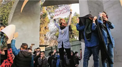  ?? FOTO: AFP ?? „Lieber getötet werden als erniedrigt“, steht auf dem Schild, unter dem iranische Studenten vor der Universitä­t in der Hauptstadt Teheran demonstrie­ren.