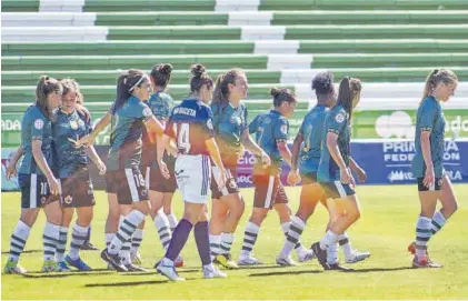  ?? CARLA GRAW ?? Las jugadoras del Cacereño celebran un gol, el pasado domingo.