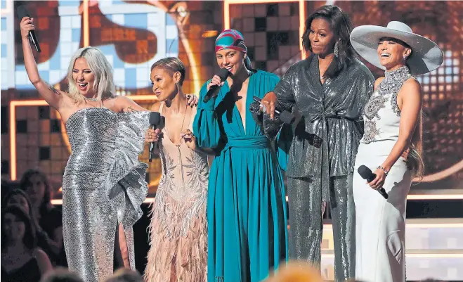  ?? REUTERS ?? Lady Gaga, Jada Pinkett Smith, Alicia Keys, Michelle Obama y Jennifer Lopez en uno de los momentos más importante­s de la entrega