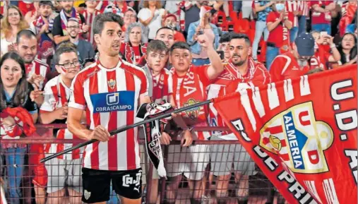  ?? ?? César de la Hoz celebra el ascenso a Primera División con los aficionado­s almeriense­s.