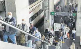  ??  ?? Vuelve la afluencia de público a la estación de trenes.