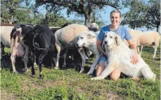  ?? FOTO: ELKE OBERLÄNDER ?? Mit ihrer Schäferin Simone Lederer knuddeln Baldo und Balu gern – aber sonst sind die Pyrenäen-Berghunde grimmige Beschützer ihrer Schafsfami­lie.
