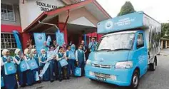  ??  ?? PELANCARAN program 10,000 pek susu Ducth Lady kepada murid sekolah rendah.