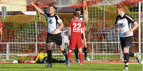  ?? Foto: Walter Brugger ?? Der Ball ist im Tor, Fabio Kühn jubelt. Der FCG Kapitän erzielte beide Tore zum 2:1 Sieg in Mering, eines bereitete Johannes Hauf (rechts) vor.