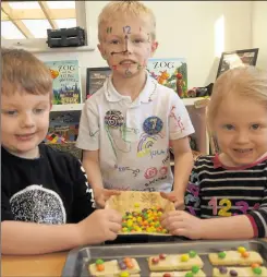  ?? 28608299 ?? Hector, four, with Ben and Imogen, five, baking for a maths marathon