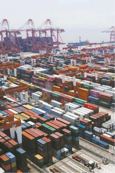  ?? — Xinhua ?? The overall operation of Shanghai’s ports has remained stable, with more than 20,000 port employees working under closed-loop management over the past two months.