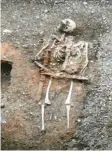  ??  ?? Das Reitergrab aus dem Frühmittel­alter wurde in einem Baugebiet entdeckt.