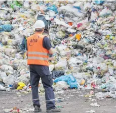  ?? FOTO: DPA ?? Von Aufklärung­soffensive bis Plastikste­uer: Die Parteien haben teils stark unterschie­dliche Pläne zum Thema Müll.