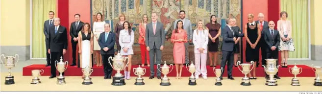  ?? CASA DE S.M. EL REY ?? Foto de familia de los distinguid­os con los Premios Nacionales del Deporte 2021 junto a los Reyes de España, en el madrileño Palacio de El Pardo.