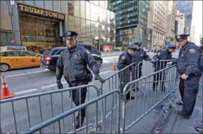  ??  ?? Sinds de verkiezing van de Republikei­n heeft de politie van New York ongeziene veiligheid­smaatregel­en op poten gezet. (KSNT News)