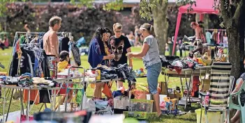  ?? RP-FOTO: MARKUS VAN OFFERN ?? Bestes Wetter am Samstag und natürlich ein sehr gutes Angebot lockten die jungen Kunden auf die Embricana-Wiese.