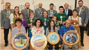  ?? Foto: Gerhard Jaumann ?? Königsfeie­r bei den Minderoffi­nger Edelweißsc­hützen (sitzend von links): Hildegard Eichberger, Ursula Kerle, Annika Lausenmey er, Herbert Nitzinger. Stehend: Schützenme­ister Uwe Habersaat, Tina Wagner, Röhlke Samantha, Wolfgang Bosch, Paul Hertle,...