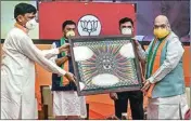  ?? PIC/PTI ?? Home Minister Amit Shah being felicitate­d with a memento during 'Bihar Jan Samwad Rally' via video conferenci­ng