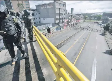  ?? ?? Quito.- Presencia militar en los alrededore­s del parque El Arbolito.