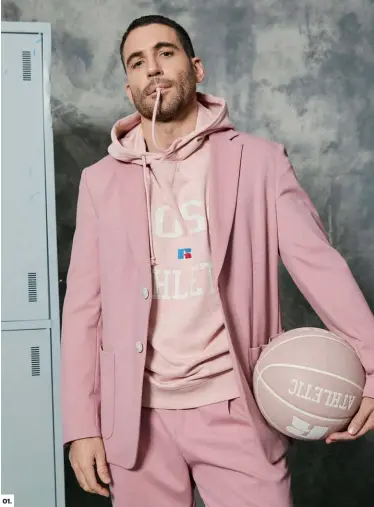  ?? ?? LOOK 1 Americana rosa en tejido jersey con bolsillos de plastrón de la colección cápsula BOSS x Russell Athletic (499 €). Sudadera rosa con capucha con icónico gráfico en forma de arco de la colección cápsula BOSS x Russell Athletic (149,95 €). Pantalón rosa en tejido jersey de corte holgado con franja lateral en contraste de la colección cápsula BOSS x Russell Athletic (229 €) LOOK 2 Camiseta azul cielo de manga corta con logotipo de la colección cápsula BOSS x Russell Athletic (79,95 €). Camisa oxford de la colección cápsula BOSS x Russell Athletic (129,95 €). Pantalón azul marino en tejido jersey de corte holgado con franja lateral en contraste de la colección cápsula BOSS x Russell Athletic (229 €). Deportivas con mezcla de napa y cuero granulado combinadas con nylon de la colección cápsula BOSS x Russell Athletic (250 €)