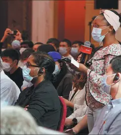  ?? GAO ERQIANG / CHINA DAILY ?? A member of the audience asks a question at the Vision China event in Jiaxing, Zhejiang province, on Sunday.