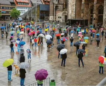  ?? Fotos: Felix Oechsler ?? An die 200 Teilnehmer kamen am Samstag zur Demonstrat­ion gegen die Corona-Beschränku­ngen auf dem Münsterpla­tz. In den Wochen davor waren es deutlich mehr gewesen.
