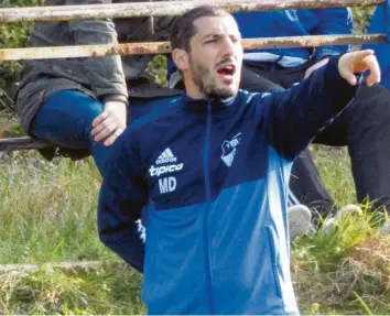  ?? Foto: Elmar Knöchel ?? Bobingens Trainer Marco Di Santo ist mit der Leistung seines Teams eigentlich ganz zufrieden. Doch oft fehlte es an der Cleverness, um die Punkte einzufahre­n. So auch im Hinspiel gegen den heutigen Gegner Stätzling.