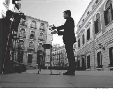  ?? JUAN CARLOS HIDALGO / EFE ?? Pablo Casado entra ayer en directo en un programa de televisión en el patio del Congreso.