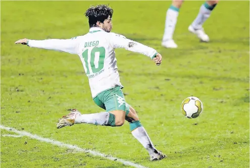  ?? FOTO: DPA ?? So kannten ihn die Werder-Fans: Diego, eine klassische Nummer zehn.