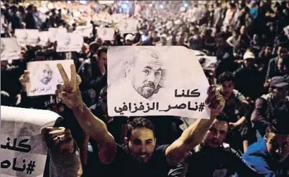  ?? FADEL SENNA / AFP ?? Carteles con la imagen de Naser Zefzafi, el líder de la revuelta, en una protesta de hace un año en Alhucemas